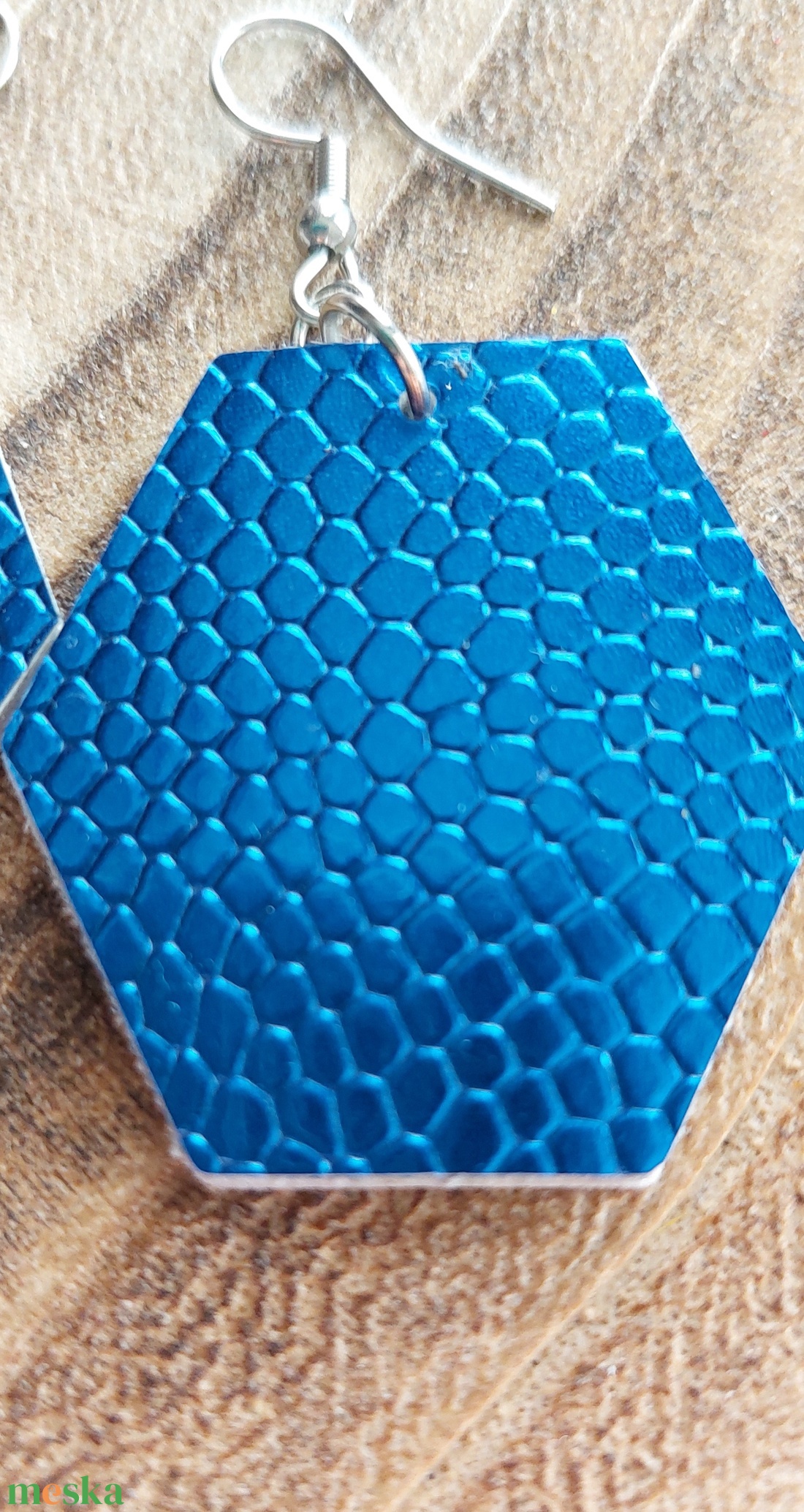 Metál kék bőr fülbevaló - ékszer - fülbevaló - lógó fülbevaló - Meska.hu