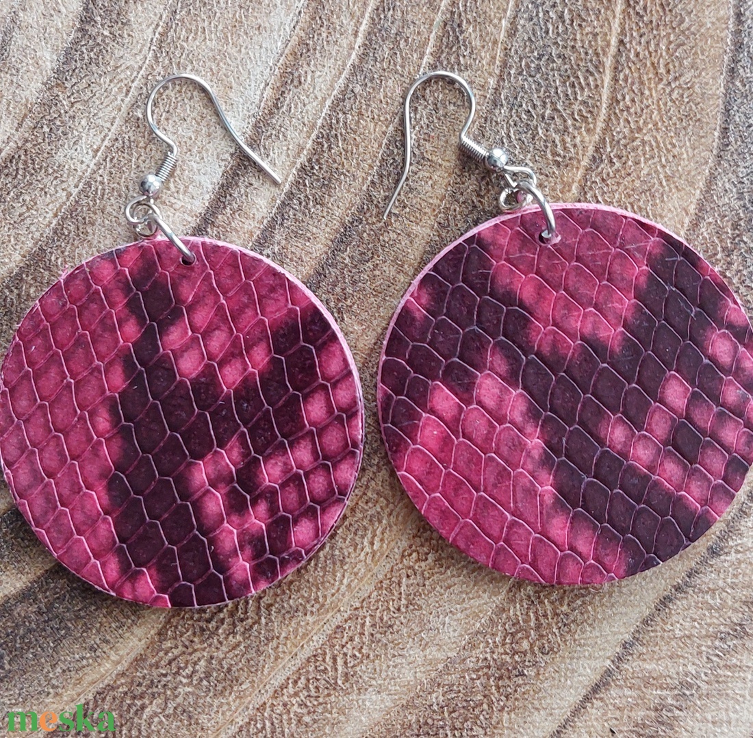 Bordó kígyóbőr mintás bőr fülbevaló - ékszer - fülbevaló - lógó fülbevaló - Meska.hu