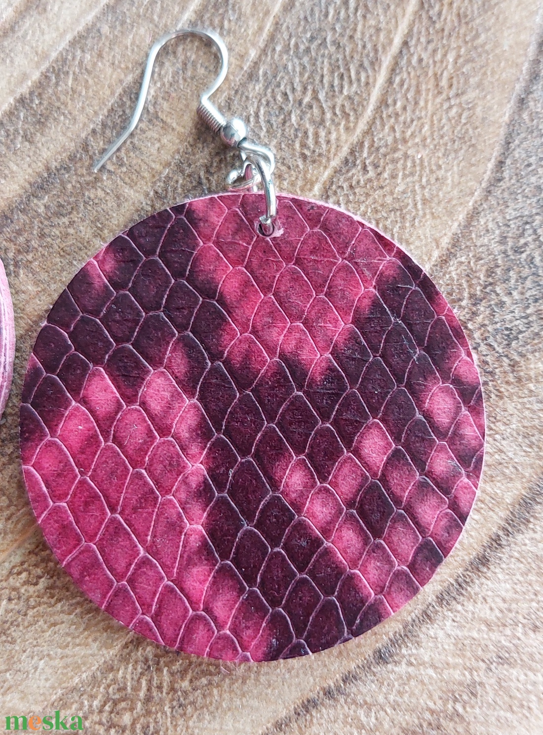 Bordó kígyóbőr mintás bőr fülbevaló - ékszer - fülbevaló - lógó fülbevaló - Meska.hu