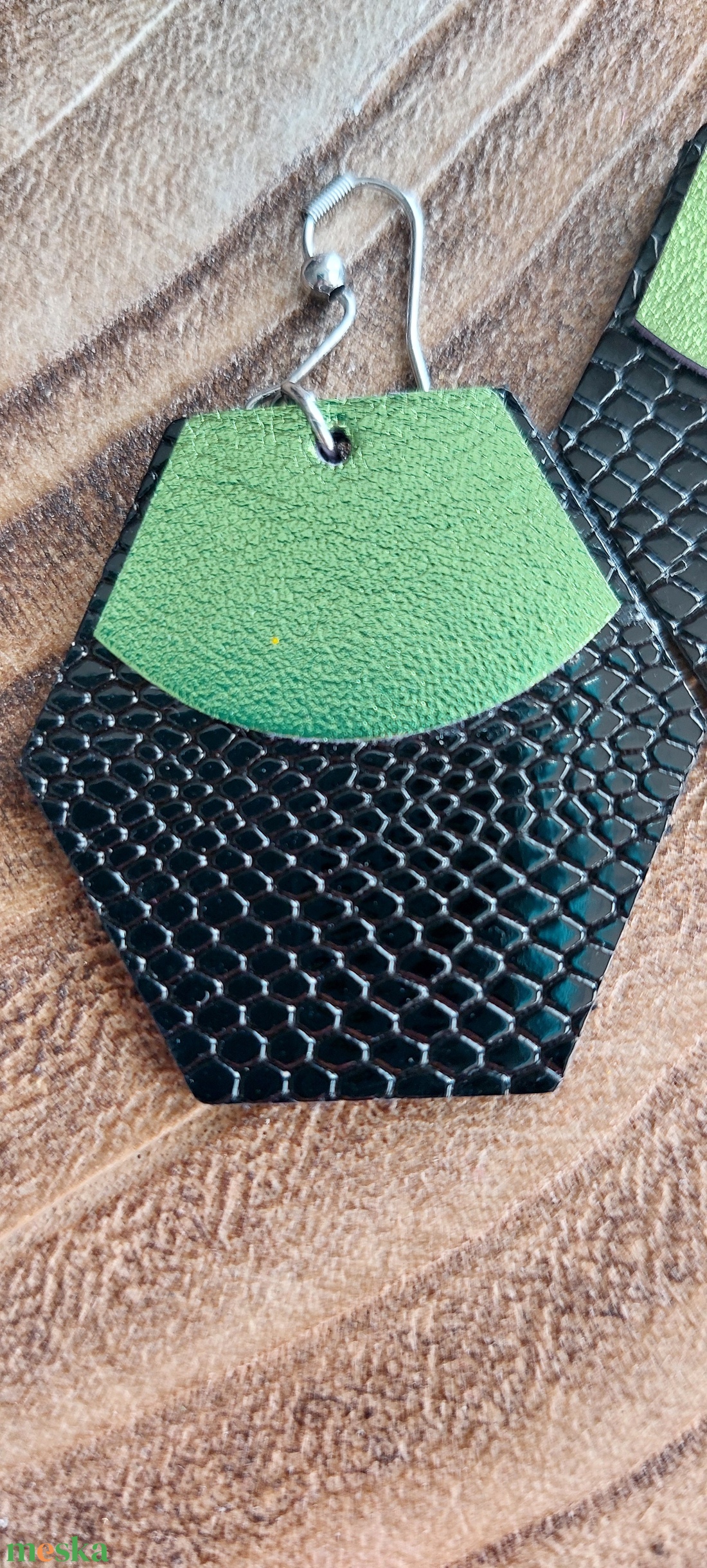 Fekete és zöld bőr fülbevaló - ékszer - fülbevaló - lógós kerek fülbevaló - Meska.hu