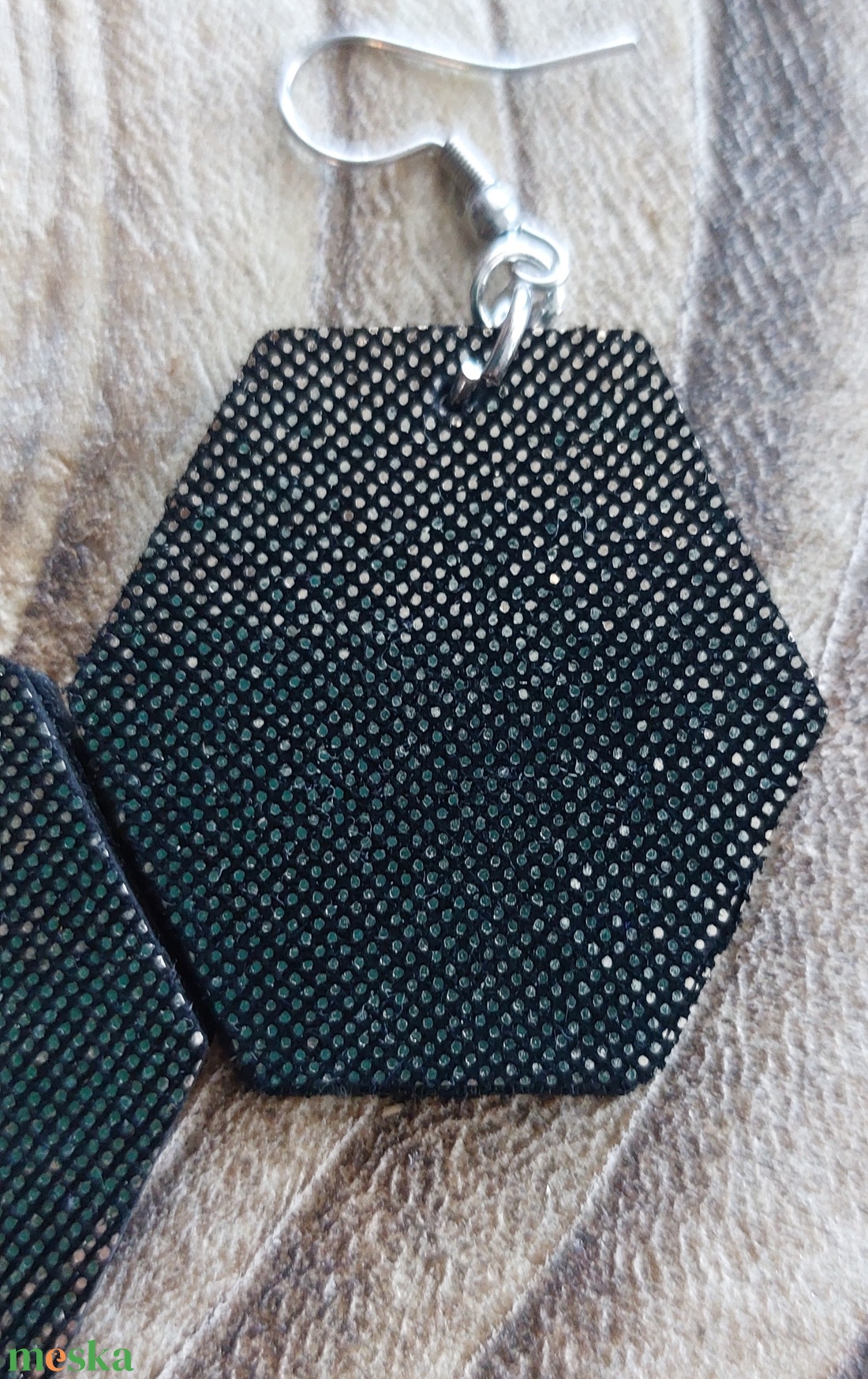 Arany-fekete bőr fübevaló - ékszer - fülbevaló - lógó fülbevaló - Meska.hu