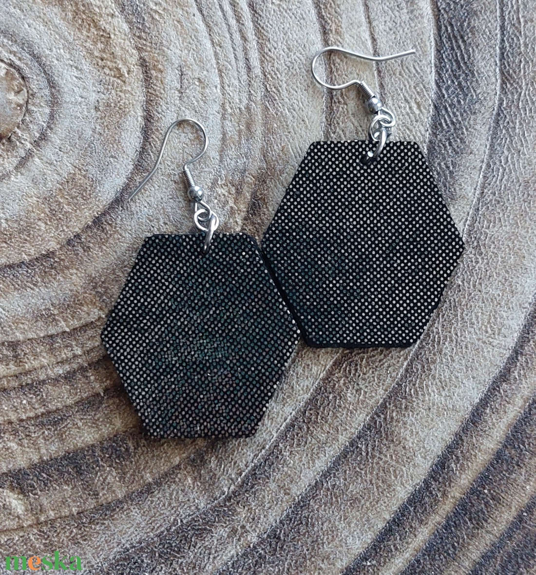 Arany-fekete bőr fübevaló - ékszer - fülbevaló - lógó fülbevaló - Meska.hu