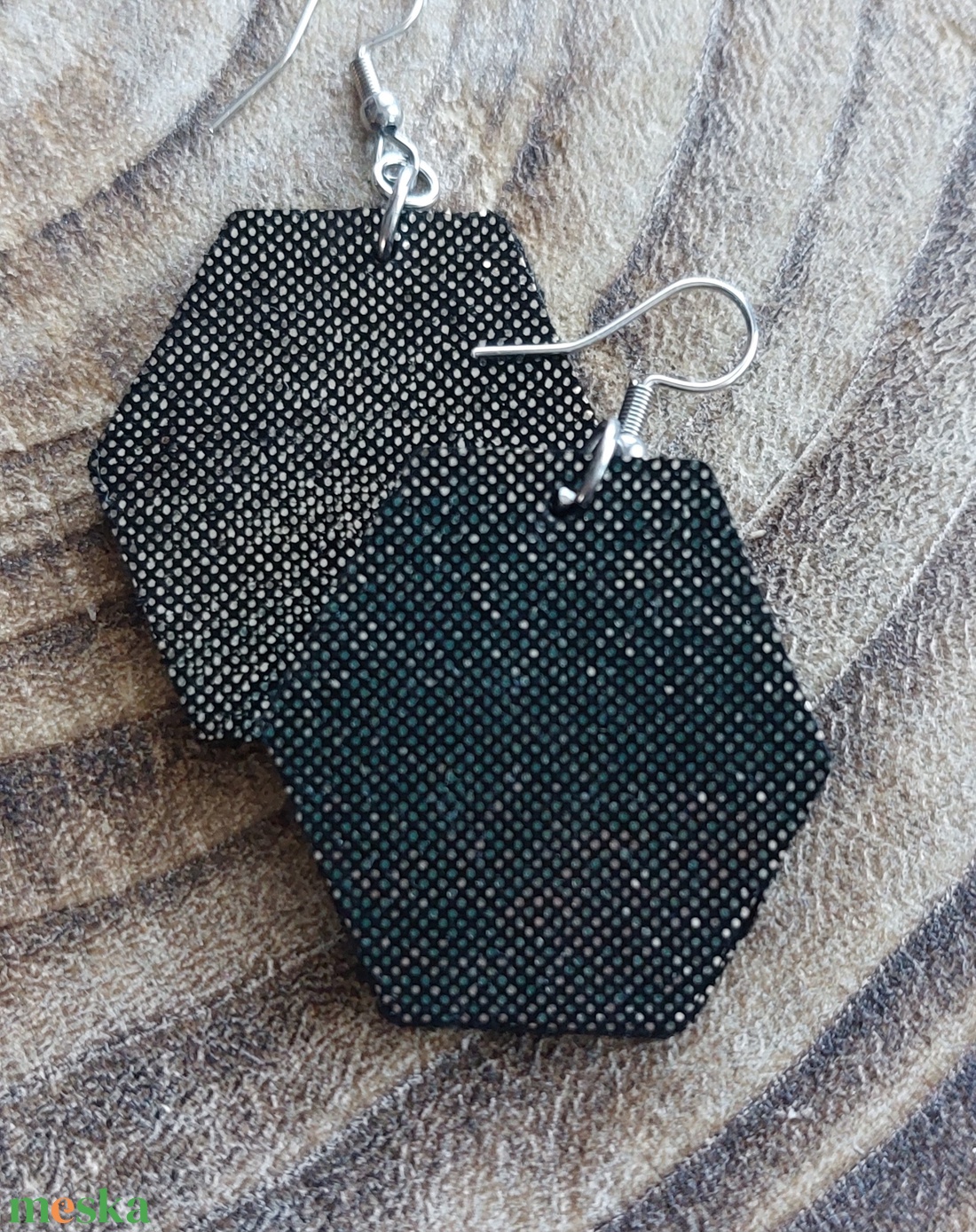 Arany-fekete bőr fübevaló - ékszer - fülbevaló - lógó fülbevaló - Meska.hu