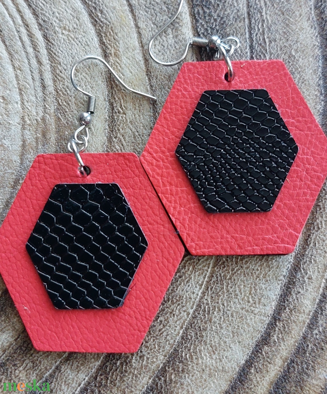 Piros és fekete bőr fülbevaló - ékszer - fülbevaló - lógó fülbevaló - Meska.hu