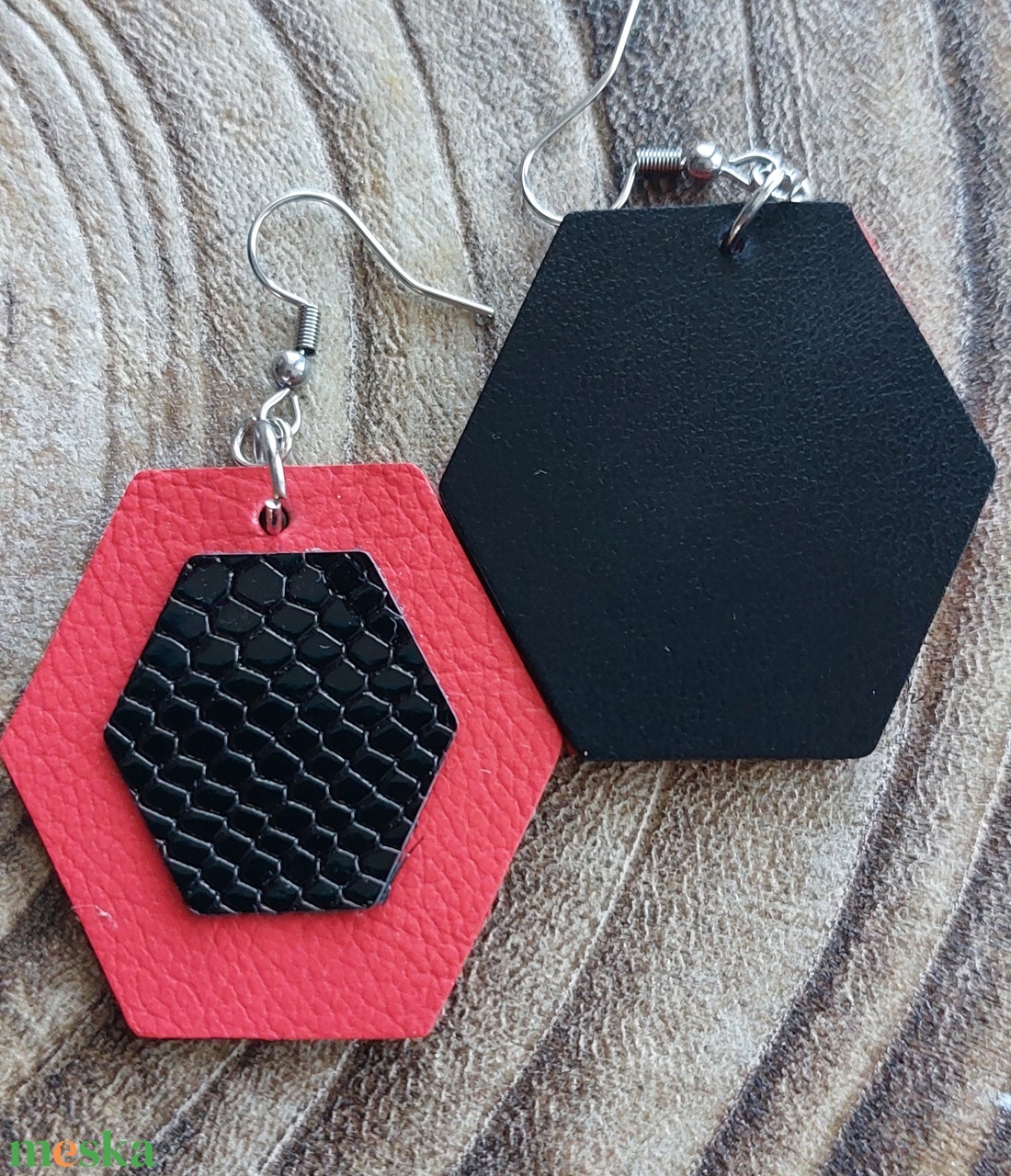 Piros és fekete bőr fülbevaló - ékszer - fülbevaló - lógó fülbevaló - Meska.hu