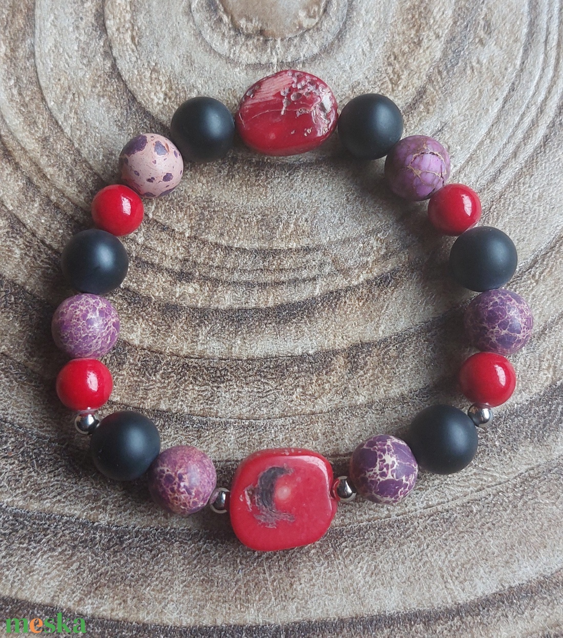 Piros-lila-fekete ásvány karkötő - ékszer - karkötő - gyöngyös karkötő - Meska.hu