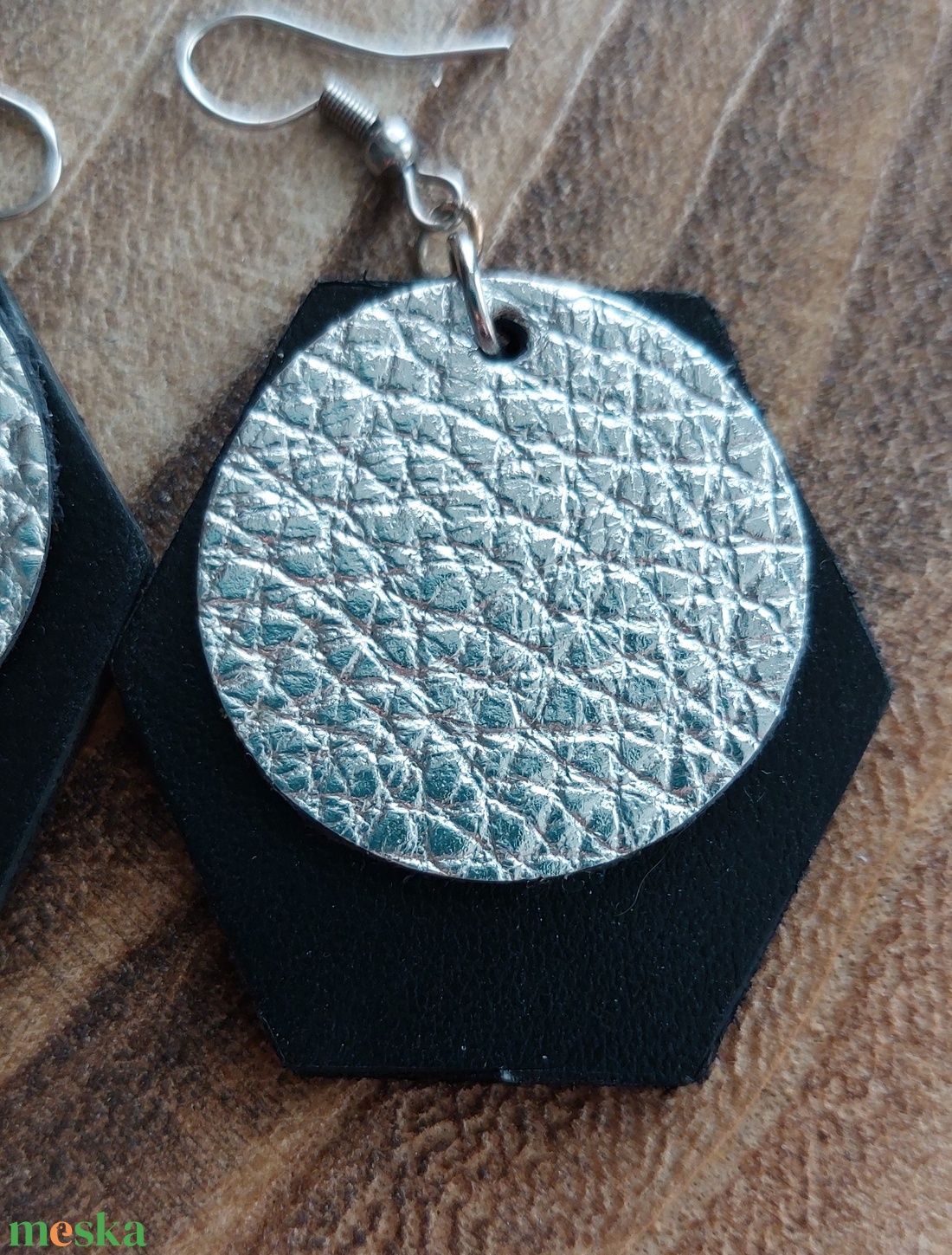 Ezüst fekete bőr fülbevaló - ékszer - fülbevaló - lógó fülbevaló - Meska.hu