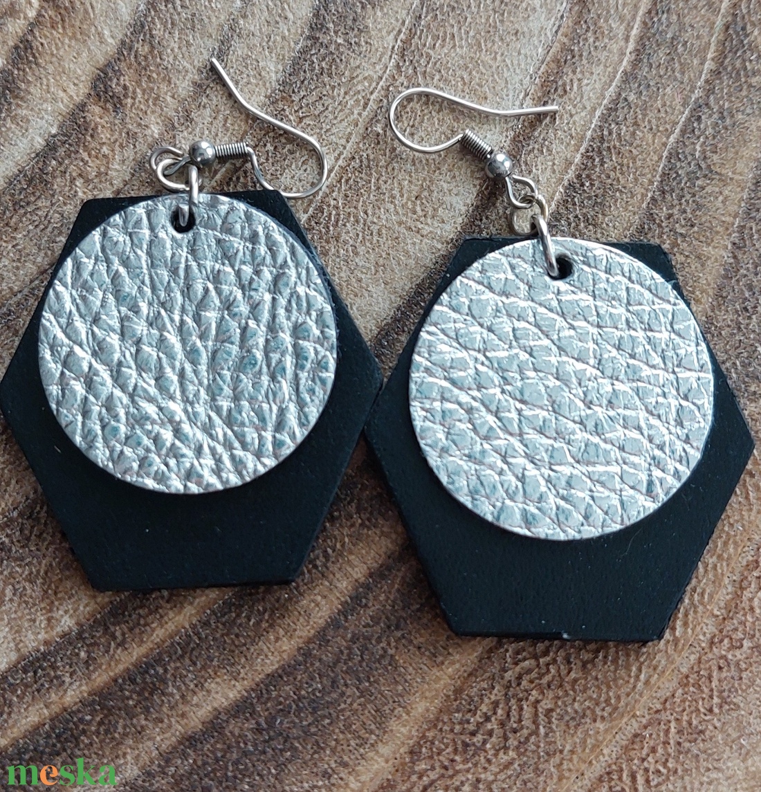 Ezüst fekete bőr fülbevaló - ékszer - fülbevaló - lógó fülbevaló - Meska.hu