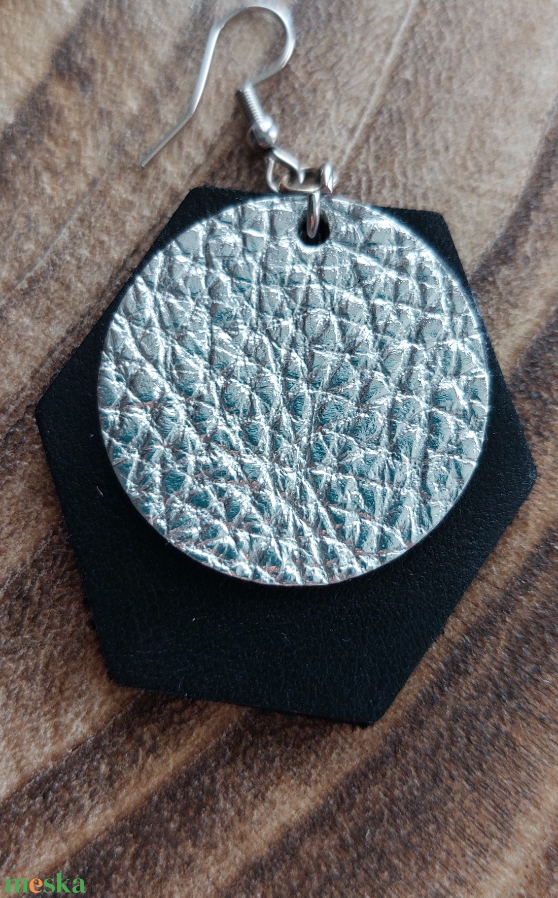 Ezüst fekete bőr fülbevaló - ékszer - fülbevaló - lógó fülbevaló - Meska.hu