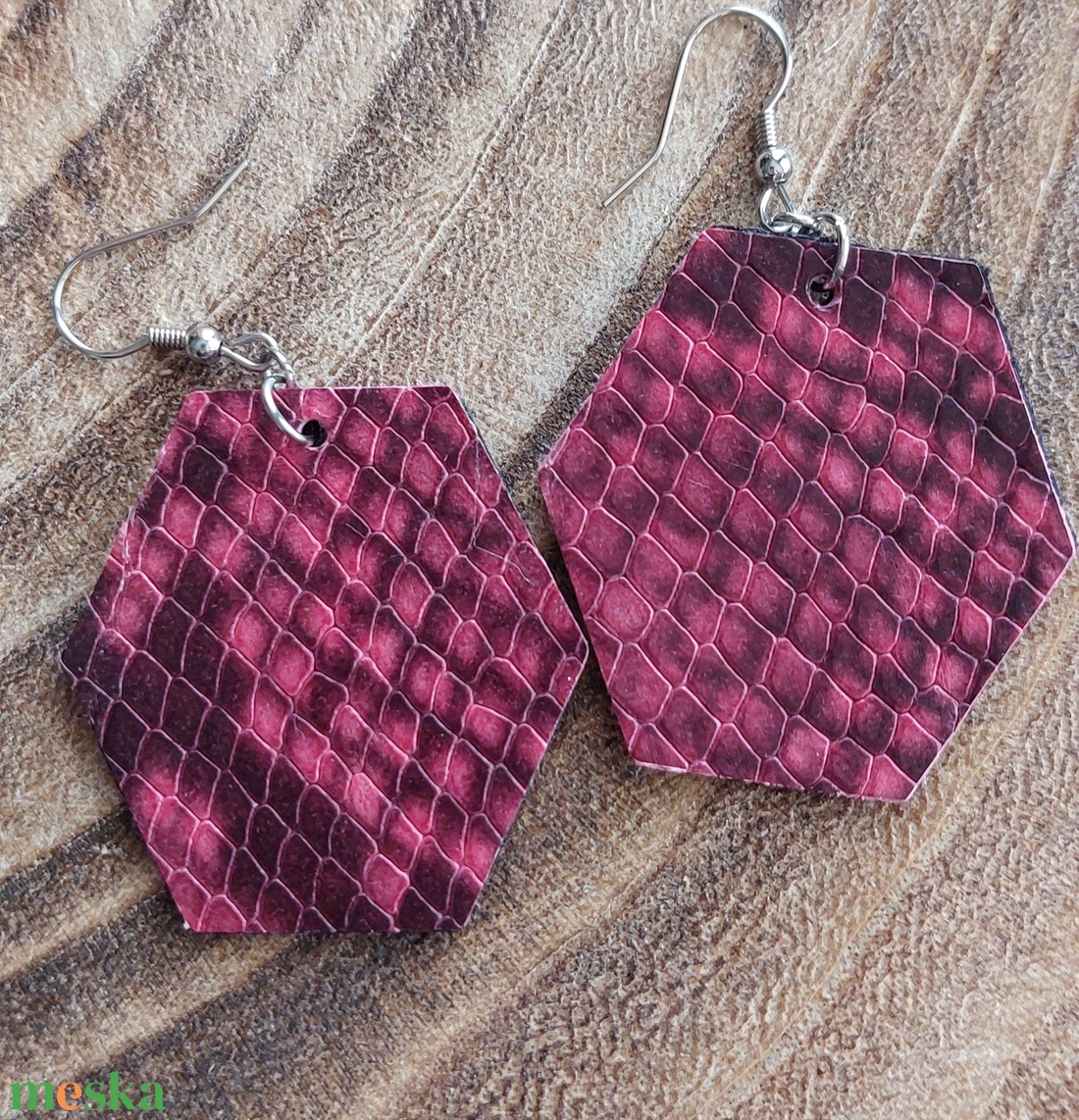 Bordó fekete szögletes bőr fülbevaló - ékszer - fülbevaló - lógó fülbevaló - Meska.hu