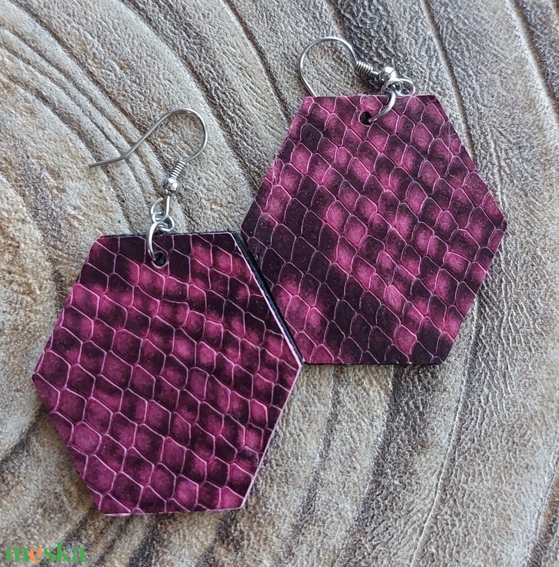 Bordó fekete szögletes bőr fülbevaló - ékszer - fülbevaló - lógó fülbevaló - Meska.hu