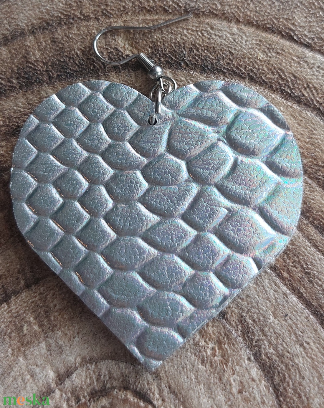 Ezüst fémes hatású szív alakú bőr fülbevaló - ékszer - fülbevaló - lógó fülbevaló - Meska.hu