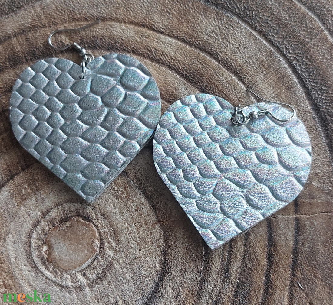 Ezüst fémes hatású szív alakú bőr fülbevaló - ékszer - fülbevaló - lógó fülbevaló - Meska.hu