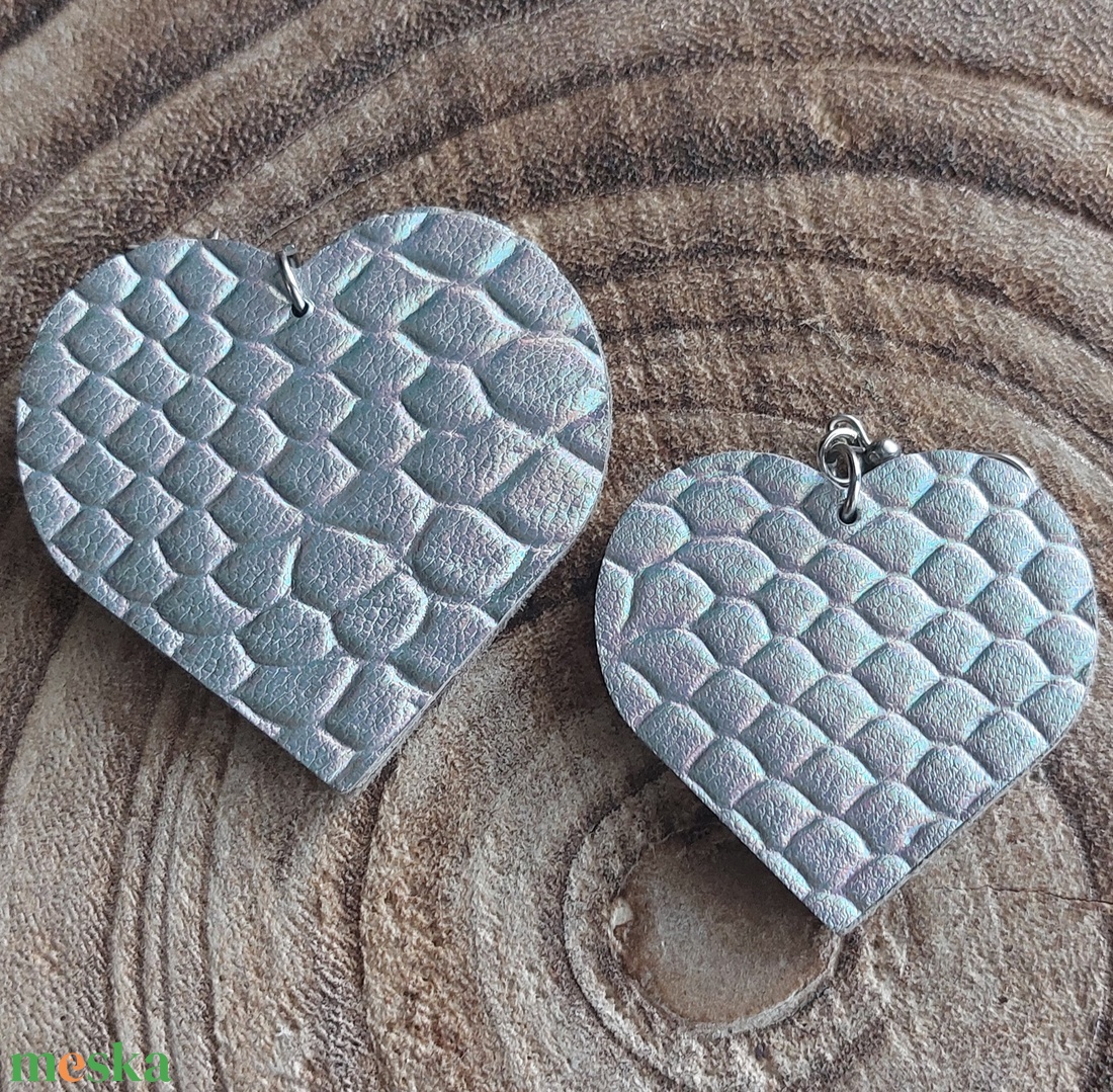 Ezüst fémes hatású szív alakú bőr fülbevaló - ékszer - fülbevaló - lógó fülbevaló - Meska.hu