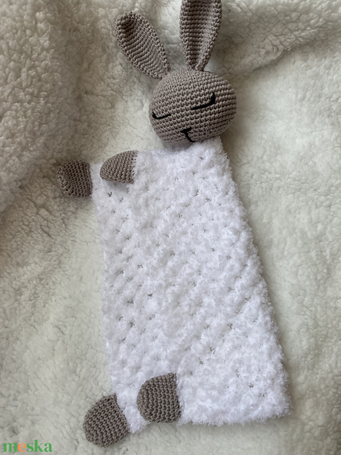 Horgolt nyuszis szundikendő - játék & sport - plüssállat & játékfigura - nyuszi - Meska.hu