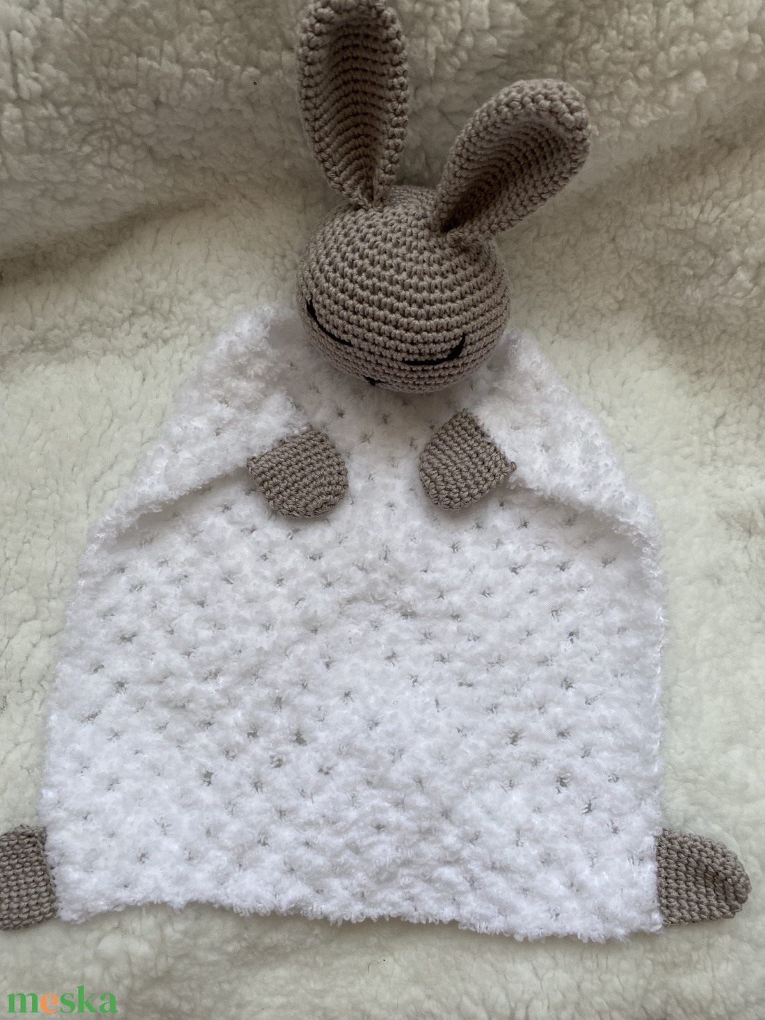 Horgolt nyuszis szundikendő - játék & sport - plüssállat & játékfigura - nyuszi - Meska.hu