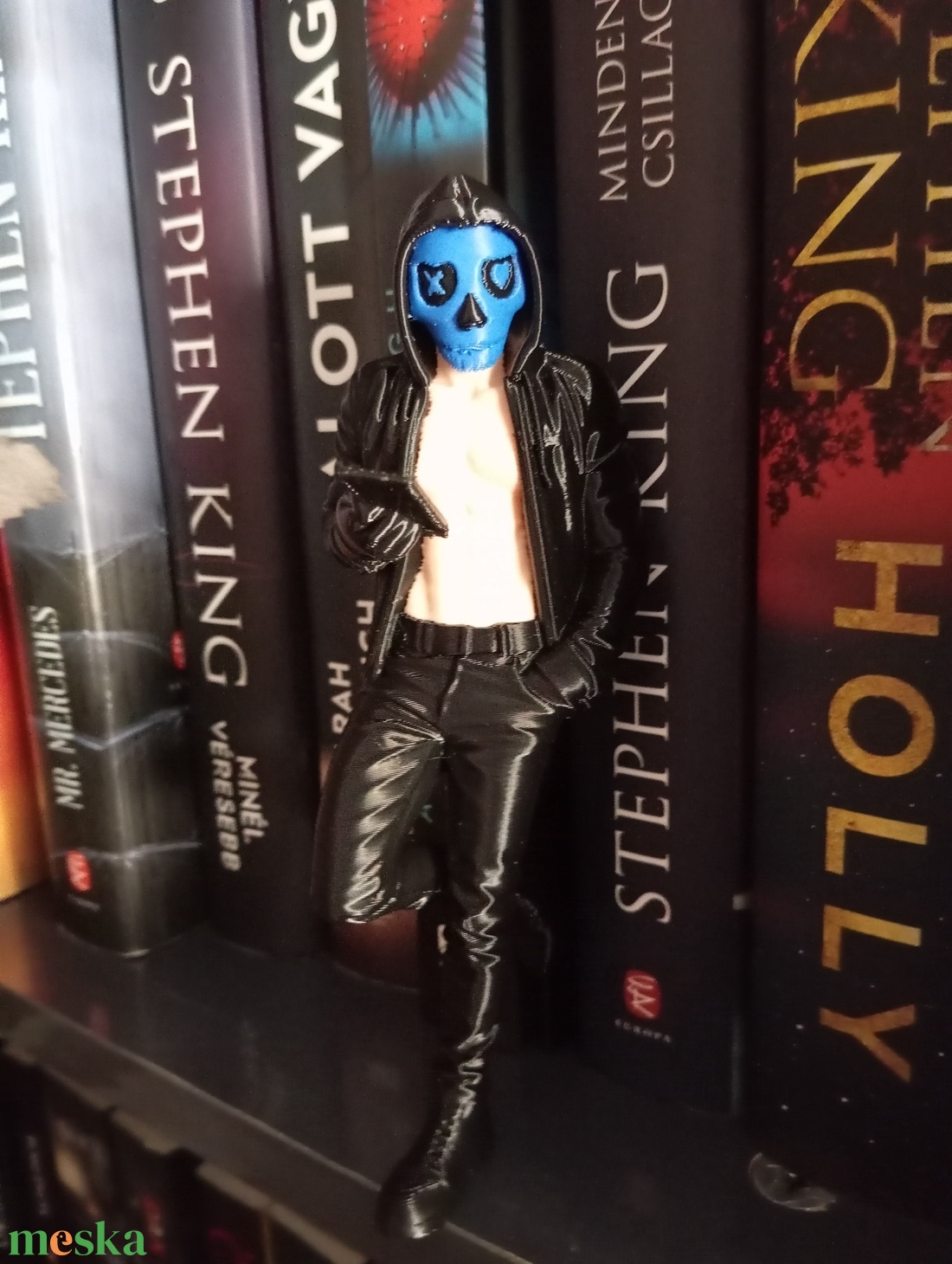 Lights out maszkos könyves polc dísz és dekor  - otthon & életmód - dekoráció - asztal és polc dekoráció - asztaldísz - Meska.hu