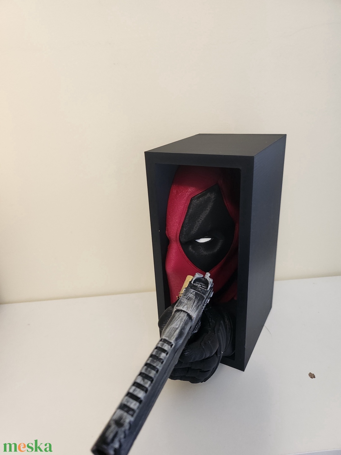 Deadpool könyvtámasz és polc dísz  - otthon & életmód - dekoráció - asztal és polc dekoráció - asztaldísz - Meska.hu