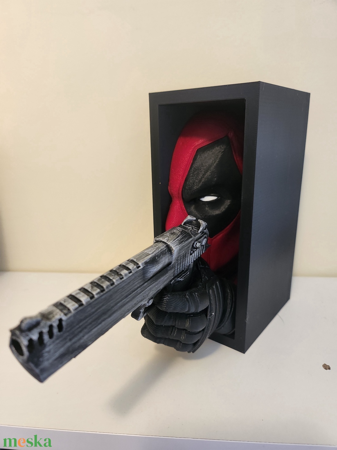 Deadpool könyvtámasz és polc dísz  - otthon & életmód - dekoráció - asztal és polc dekoráció - asztaldísz - Meska.hu