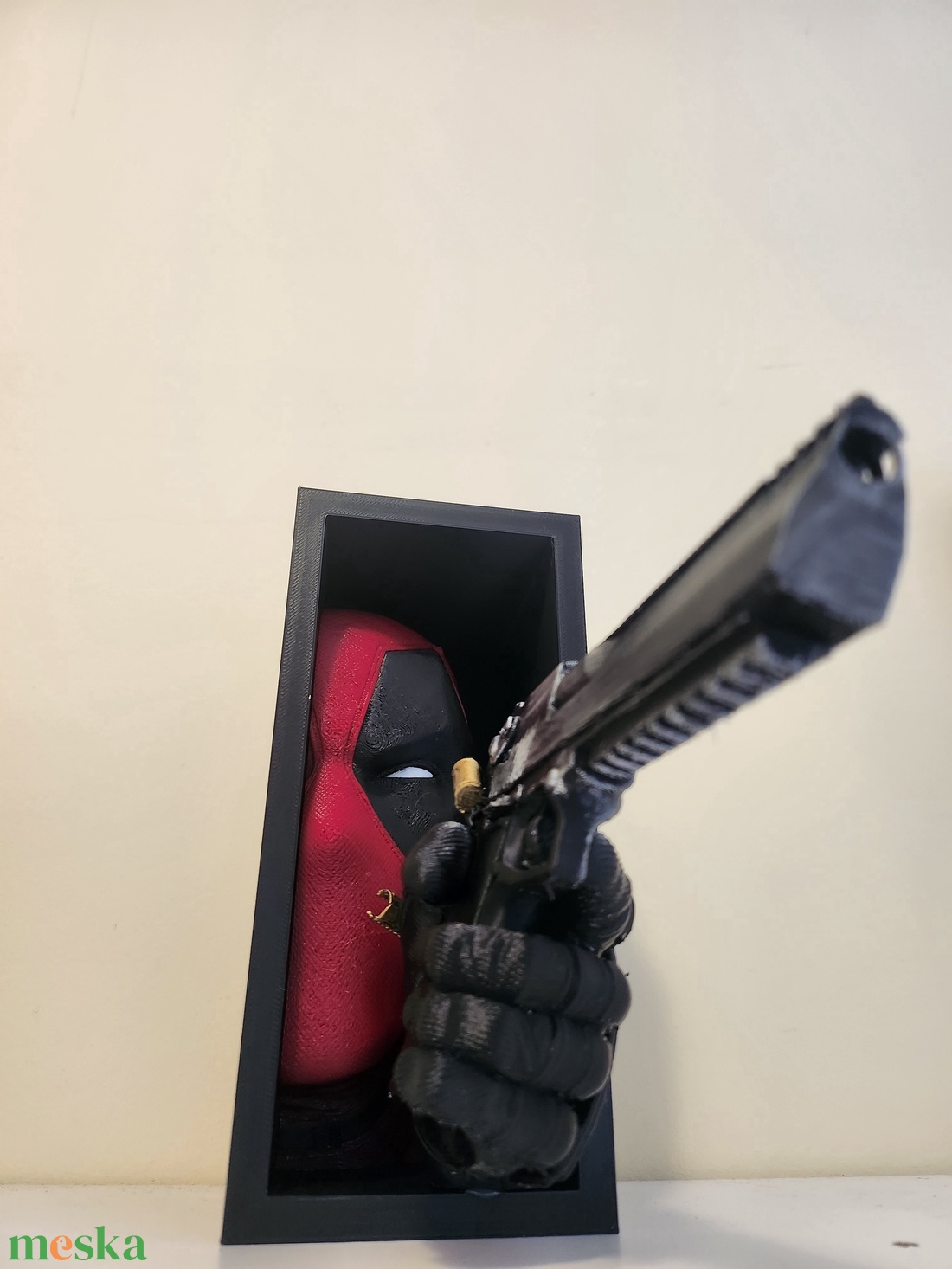 Deadpool könyvtámasz és polc dísz  - otthon & életmód - dekoráció - asztal és polc dekoráció - asztaldísz - Meska.hu