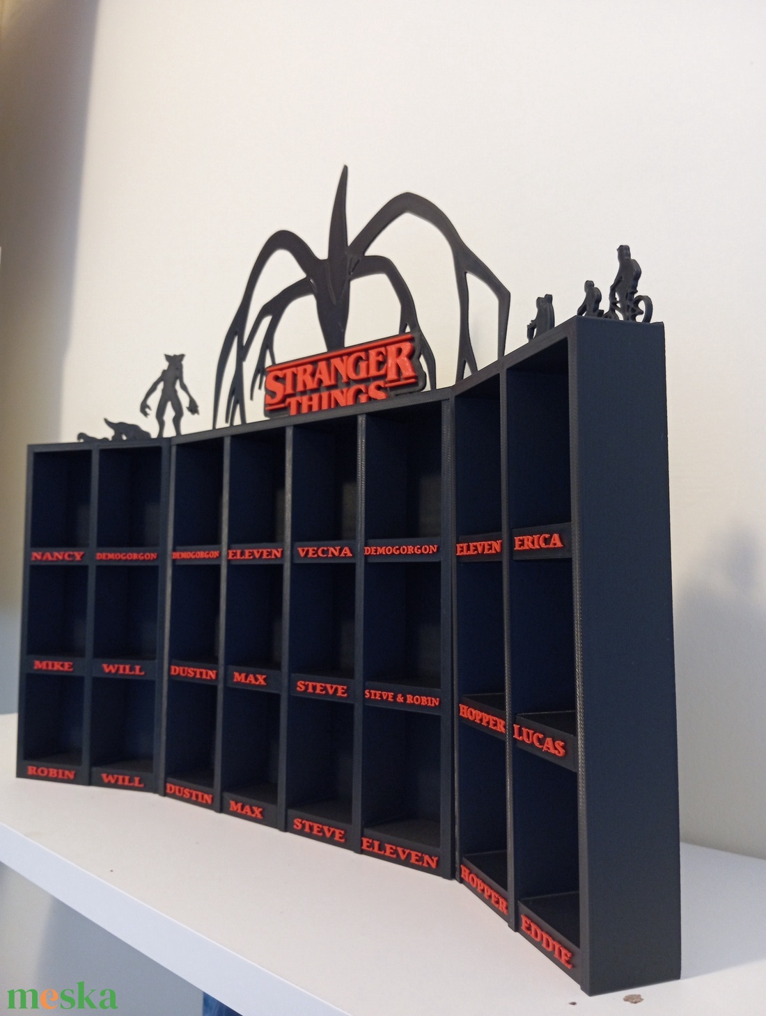 Kinder Joy Stranger Things polc - otthon & életmód - dekoráció - asztal és polc dekoráció - asztaldísz - Meska.hu