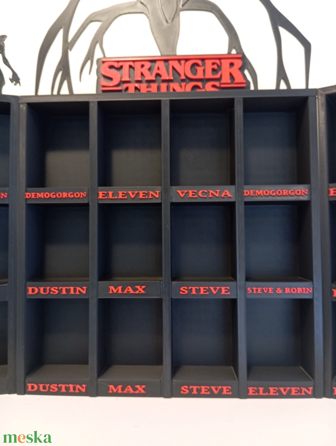 Kinder Joy Stranger Things polc - otthon & életmód - dekoráció - asztal és polc dekoráció - asztaldísz - Meska.hu