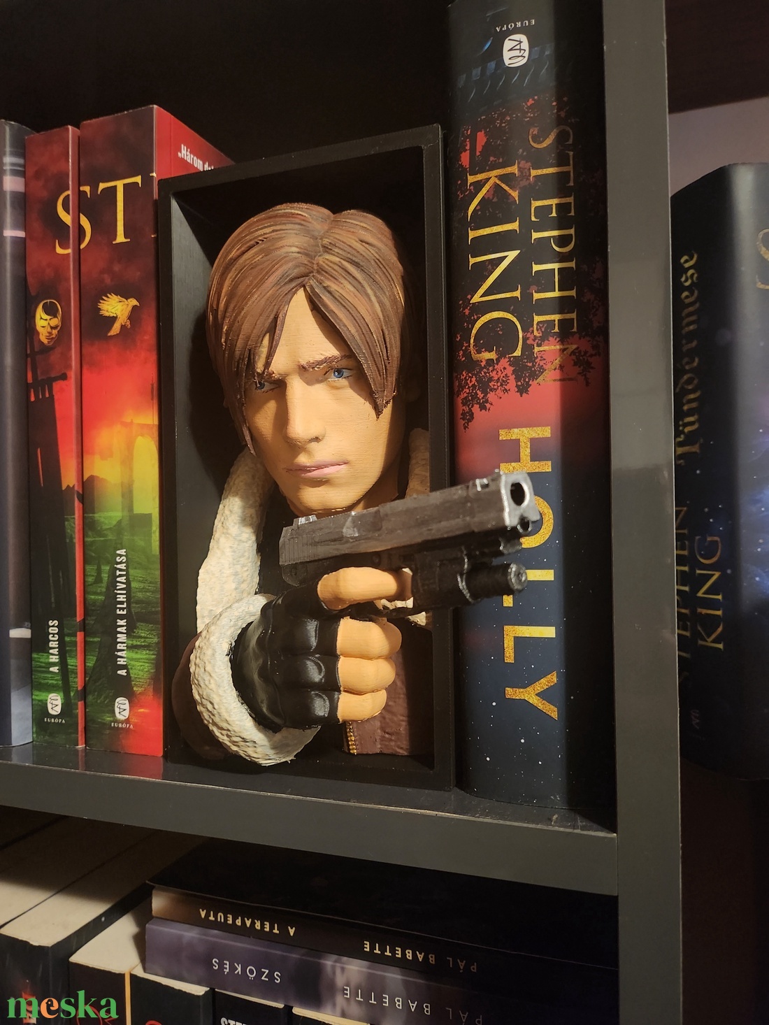 Leon Kennedy könyvtámasz Resident evil  - otthon & életmód - dekoráció - asztal és polc dekoráció - asztaldísz - Meska.hu