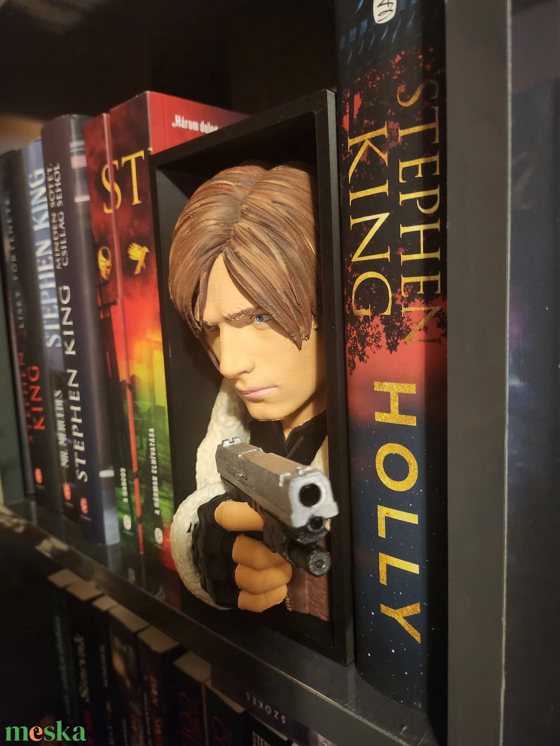 Leon Kennedy könyvtámasz Resident evil  - otthon & életmód - dekoráció - asztal és polc dekoráció - asztaldísz - Meska.hu