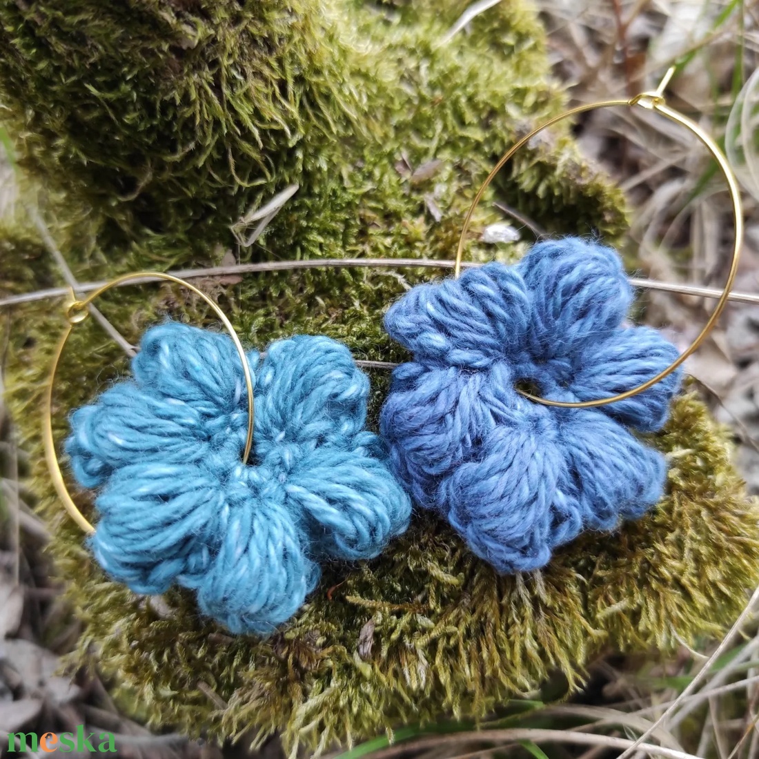 Horgolt virágos fülbevaló - kék - ékszer - fülbevaló - karika fülbevaló - Meska.hu