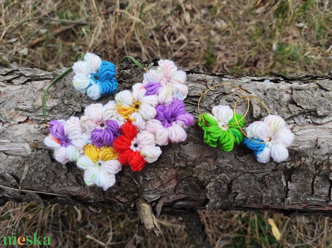 Horgolt virágos szett (nyaklánc+fülbevaló+gyűrű) - tarka - ékszer - ékszerszett - Meska.hu