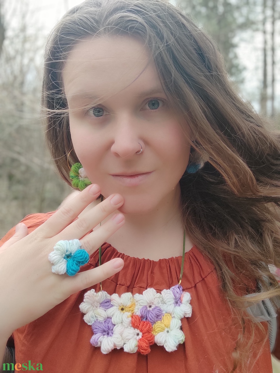 Horgolt virágos szett (nyaklánc+fülbevaló+gyűrű) - tarka - ékszer - ékszerszett - Meska.hu