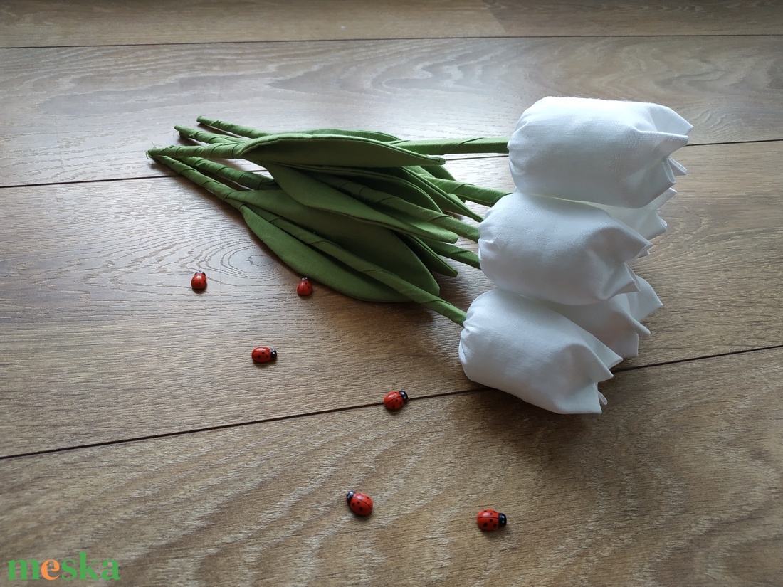 Fehér tulipánok katicával (6db/szett) - otthon & lakás - dekoráció - asztaldísz - Meska.hu
