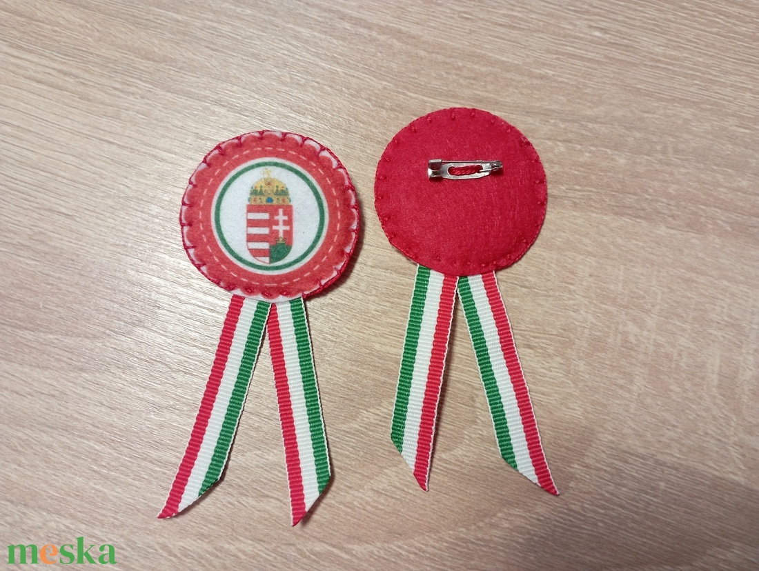 Címeres kokárda 2dbos - ékszer - kitűző és bross - kitűző - Meska.hu Címeres kokárda 2dbos - ékszer - kitűző és bross - kitűző - Meska.hu