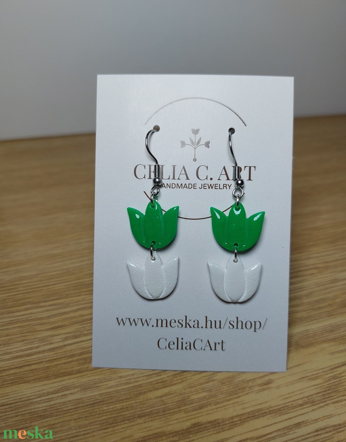 Zöld-fehér tulipános lógós fülbevaló - ékszer - fülbevaló - lógó fülbevaló - Meska.hu