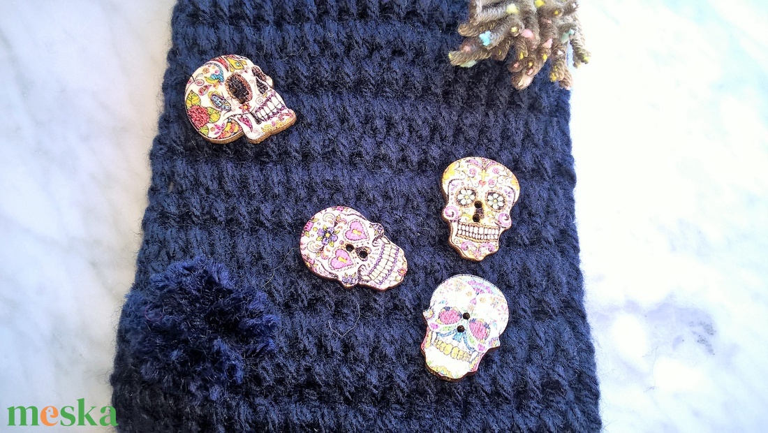 Telefontok Sötét kék mobil telefon tok koponya fejekkel és bojttal, vagy cicával és virágokkal eladó.  - táska & tok - pénztárca & más tok - telefontok - Meska.hu