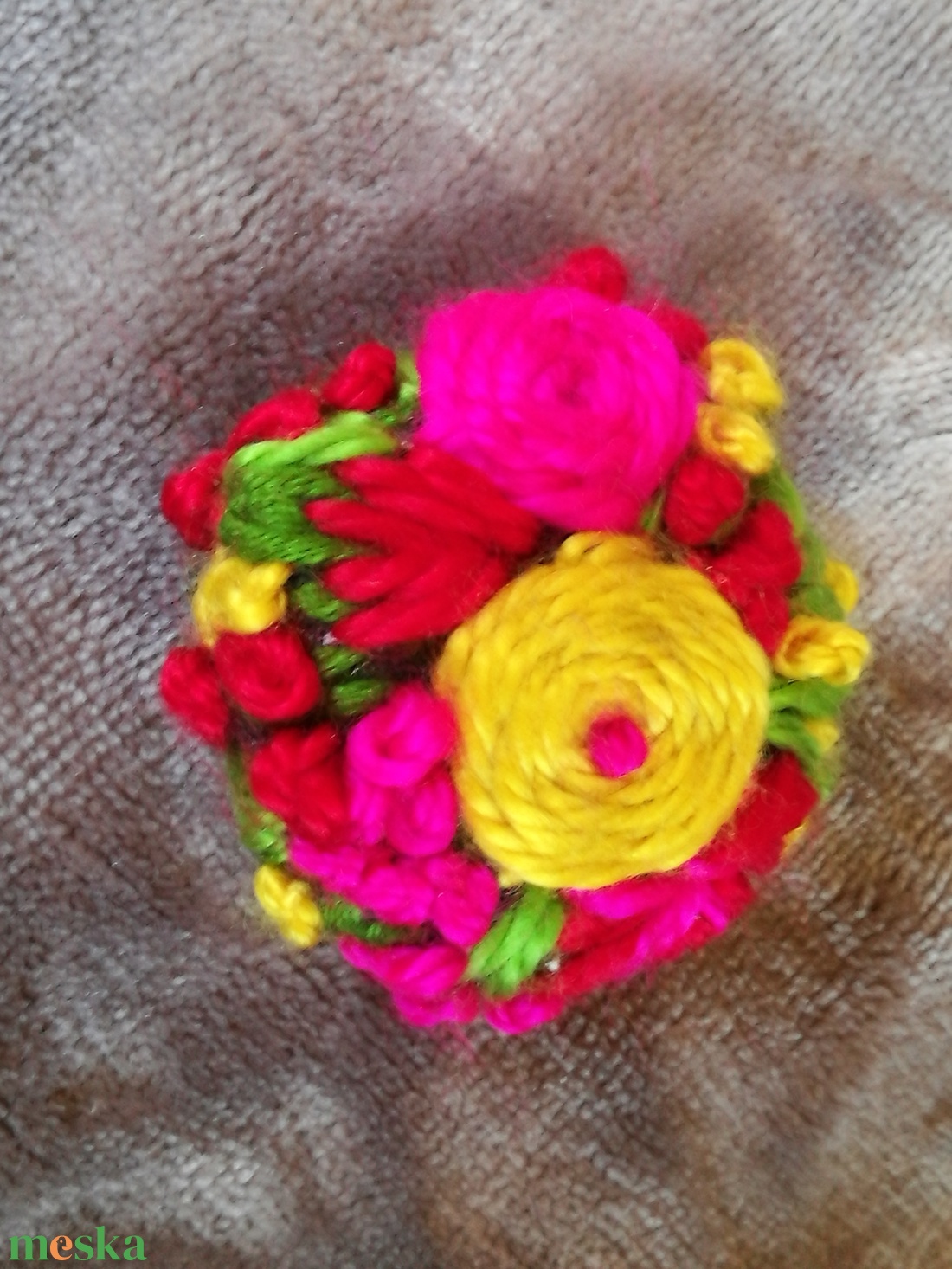 Hímzett virágos bross -  - Meska.hu