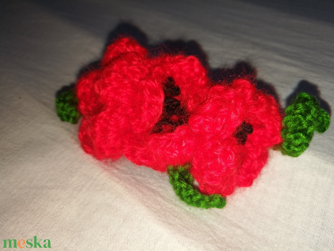 Francia hajcsat, három horgolt piros virággal díszítve  - ruha & divat - hajdísz & hajcsat - hajráf & hajpánt - Meska.hu