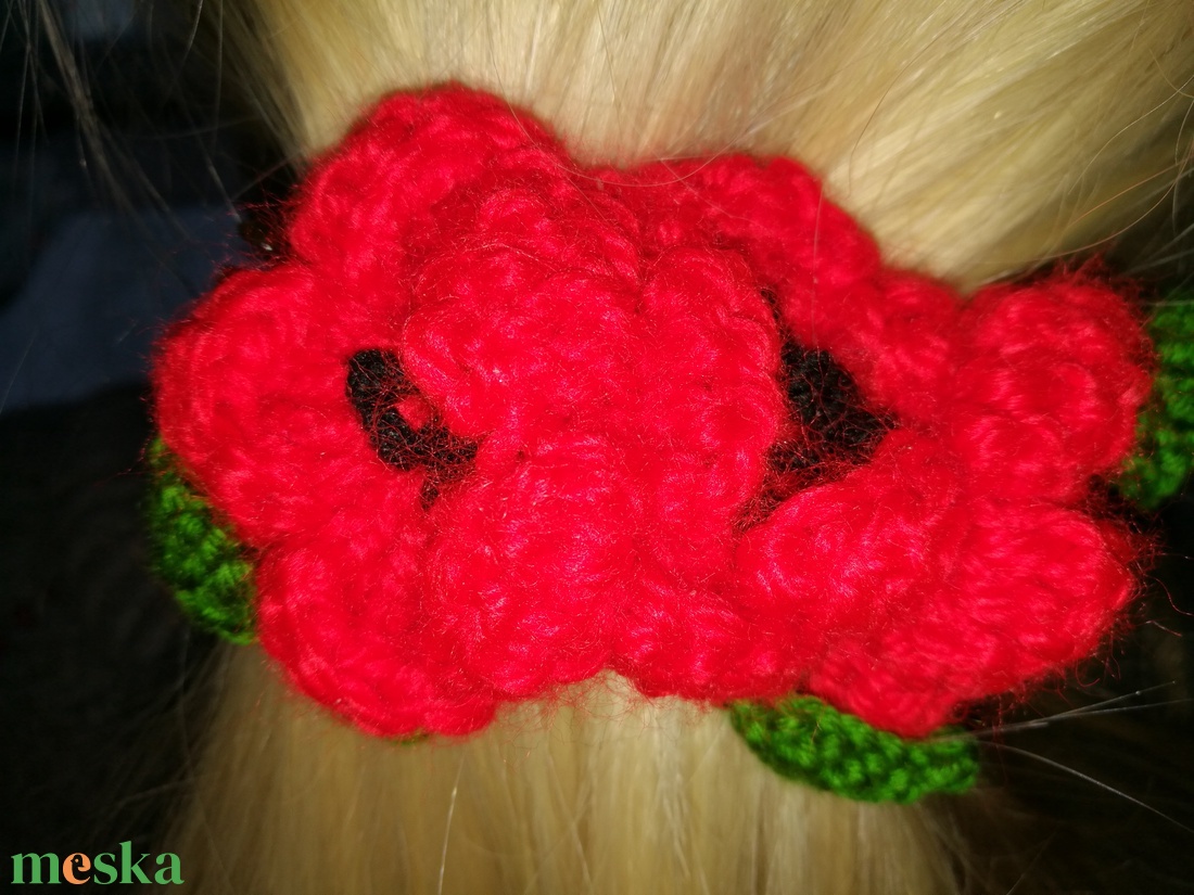 Francia hajcsat, három horgolt piros virággal díszítve  - ruha & divat - hajdísz & hajcsat - hajráf & hajpánt - Meska.hu