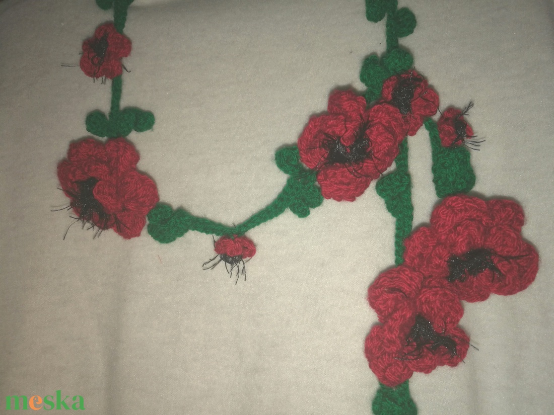 Nyaklánc, Piros virágokkal díszített nyakbavaló eladó - ékszer - nyaklánc - hosszú nyaklánc - Meska.hu