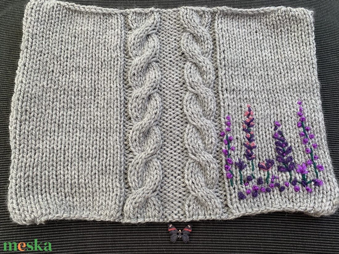 Kézi kötésű könyvborító csavart mintával és lila hímzett virágokkal díszítve eladó - táska & tok - pénztárca & más tok - zsebkendőtartó tok - Meska.hu