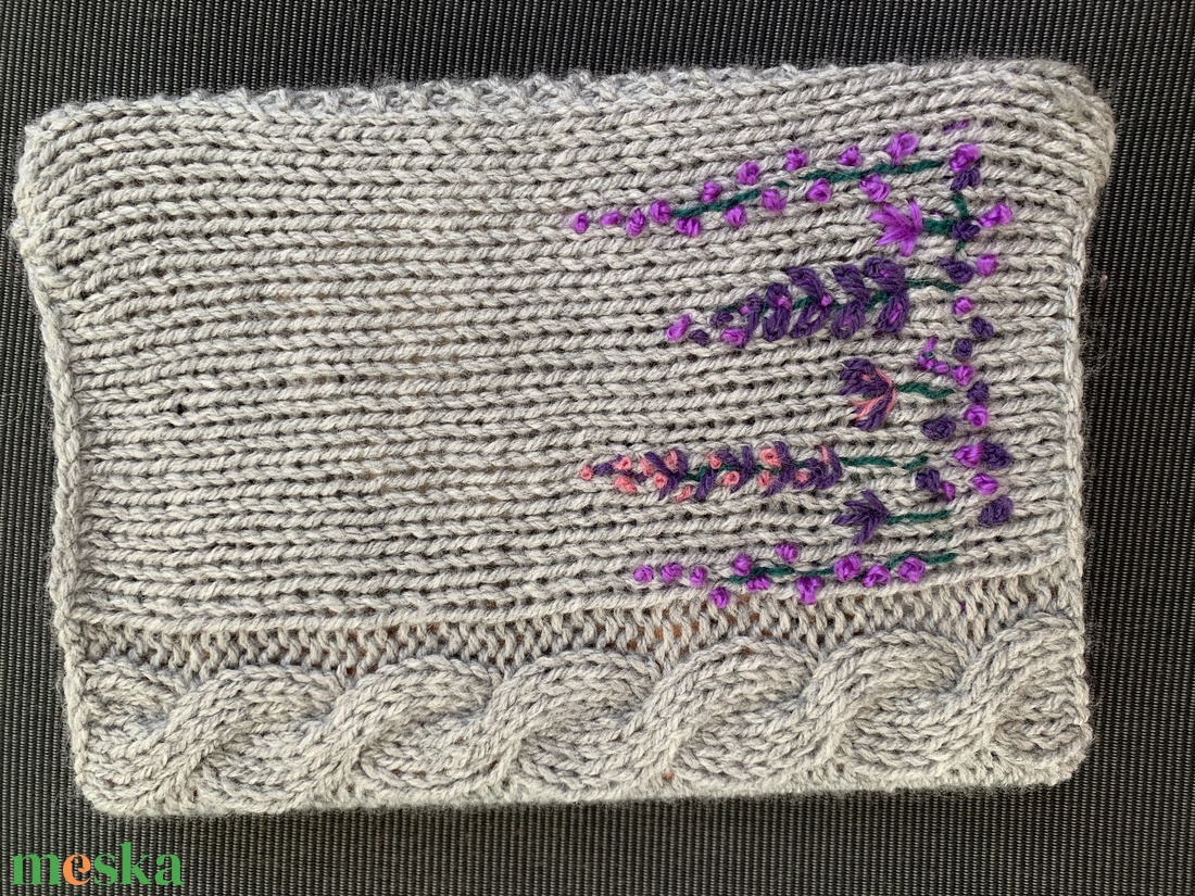 Kézi kötésű könyvborító csavart mintával és lila hímzett virágokkal díszítve eladó - táska & tok - pénztárca & más tok - zsebkendőtartó tok - Meska.hu