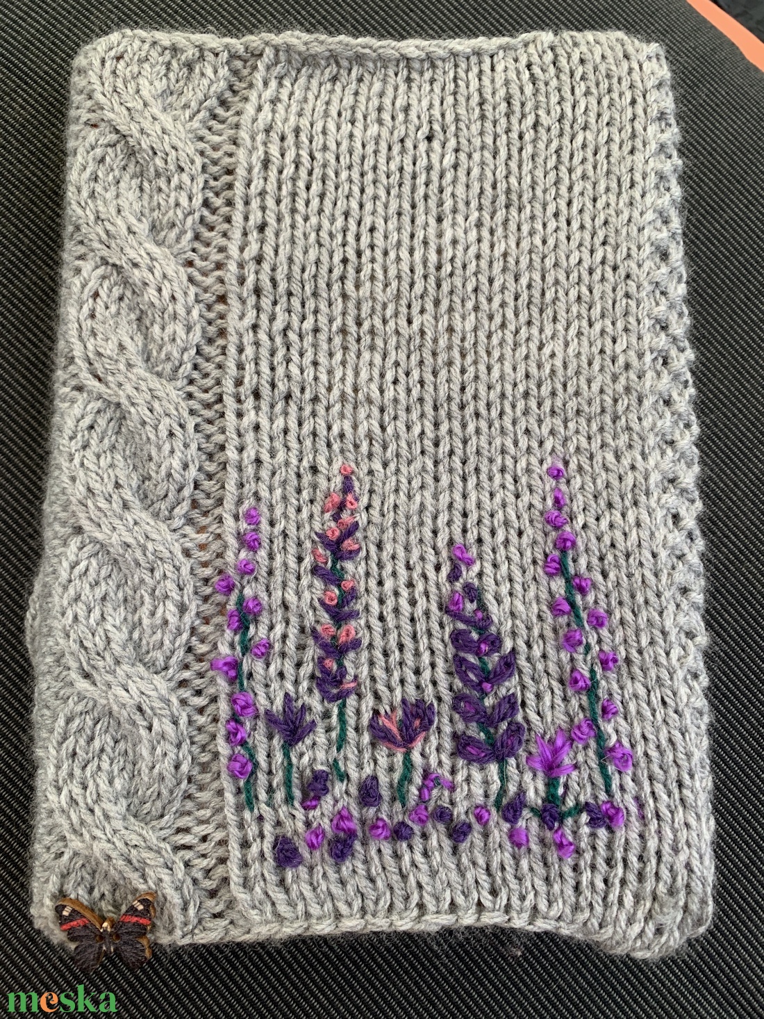 Kézi kötésű könyvborító csavart mintával és lila hímzett virágokkal díszítve eladó - táska & tok - pénztárca & más tok - zsebkendőtartó tok - Meska.hu