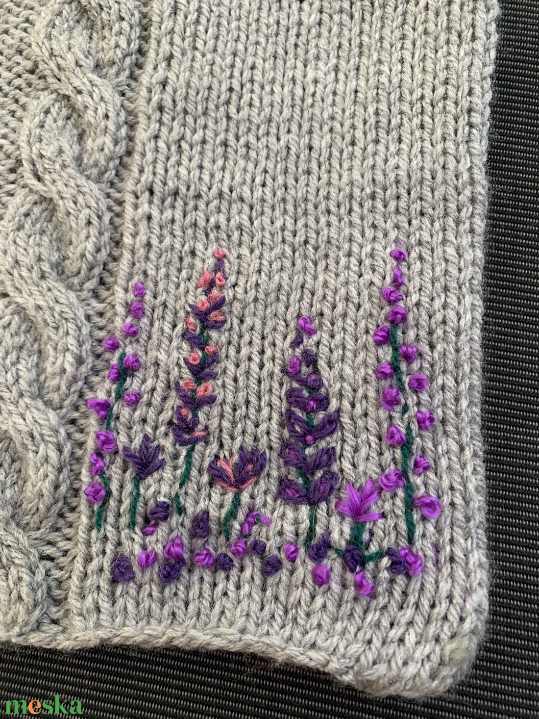 Kézi kötésű könyvborító csavart mintával és lila hímzett virágokkal díszítve eladó - táska & tok - pénztárca & más tok - zsebkendőtartó tok - Meska.hu