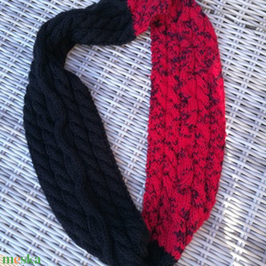 Sál, Kézi kötésű Piros melírozott és fekete pamut fonalból készült csavart mintás kötött sál eladó - ruha & divat - sál, sapka, kendő - sál - Meska.hu