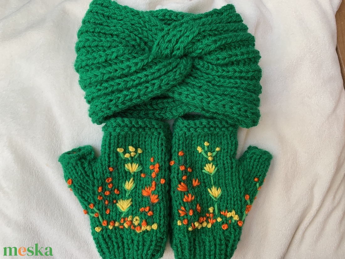 Kesztyű smaragd zöld kézi kötésű ujjatlan kesztyű hímzett virágokkal és hozzá illő fülmelegítővel eladó  - ruha & divat - sál, sapka, kendő - sál - Meska.hu