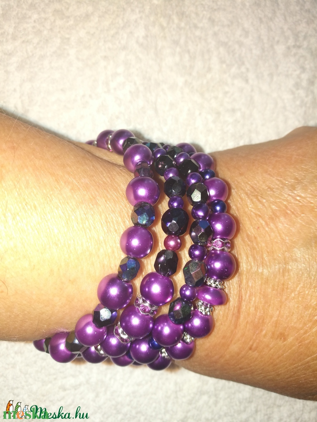 Különböző lila gyöngyökből készült memória drótra fűzött négy soros karkötő eladó - ékszer - karkötő - memóriadrótos karkötő - Meska.hu