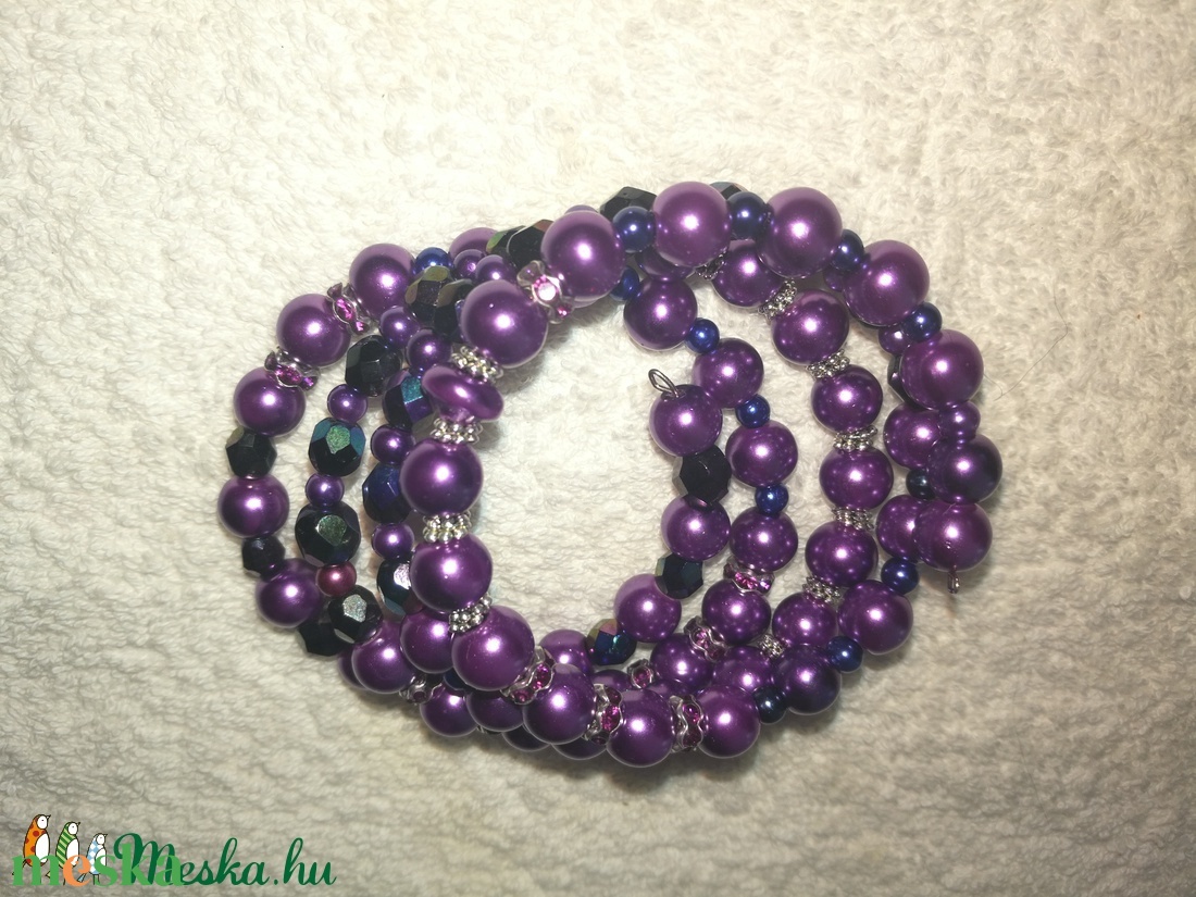 Különböző lila gyöngyökből készült memória drótra fűzött négy soros karkötő eladó - ékszer - karkötő - memóriadrótos karkötő - Meska.hu