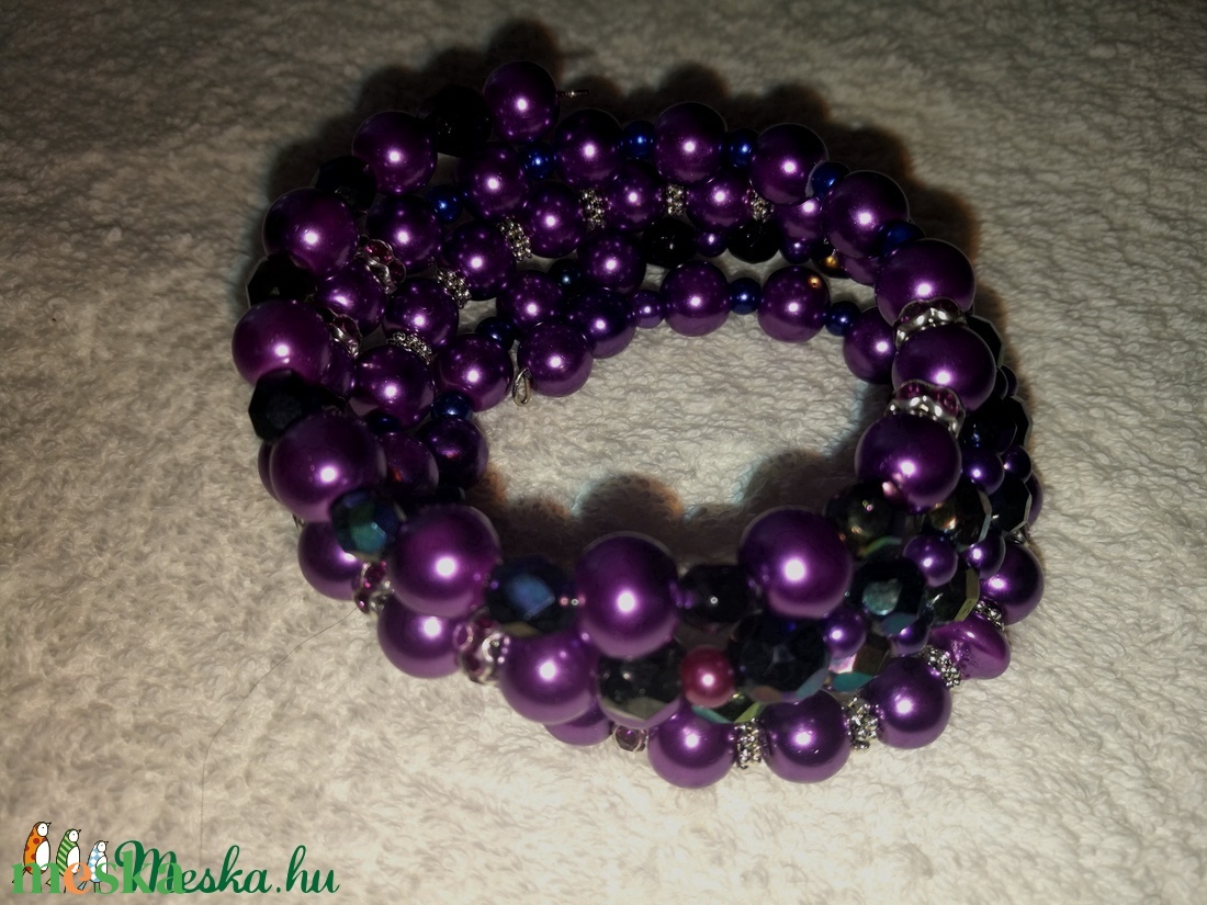 Különböző lila gyöngyökből készült memória drótra fűzött négy soros karkötő eladó - ékszer - karkötő - memóriadrótos karkötő - Meska.hu