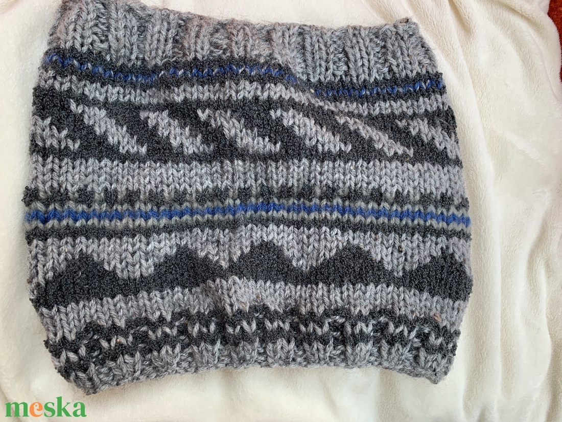 Szürke különböző árnyalataiból készítettem ezt a puha meleg körsálat - ruha & divat - sál, sapka, kendő - sál - Meska.hu