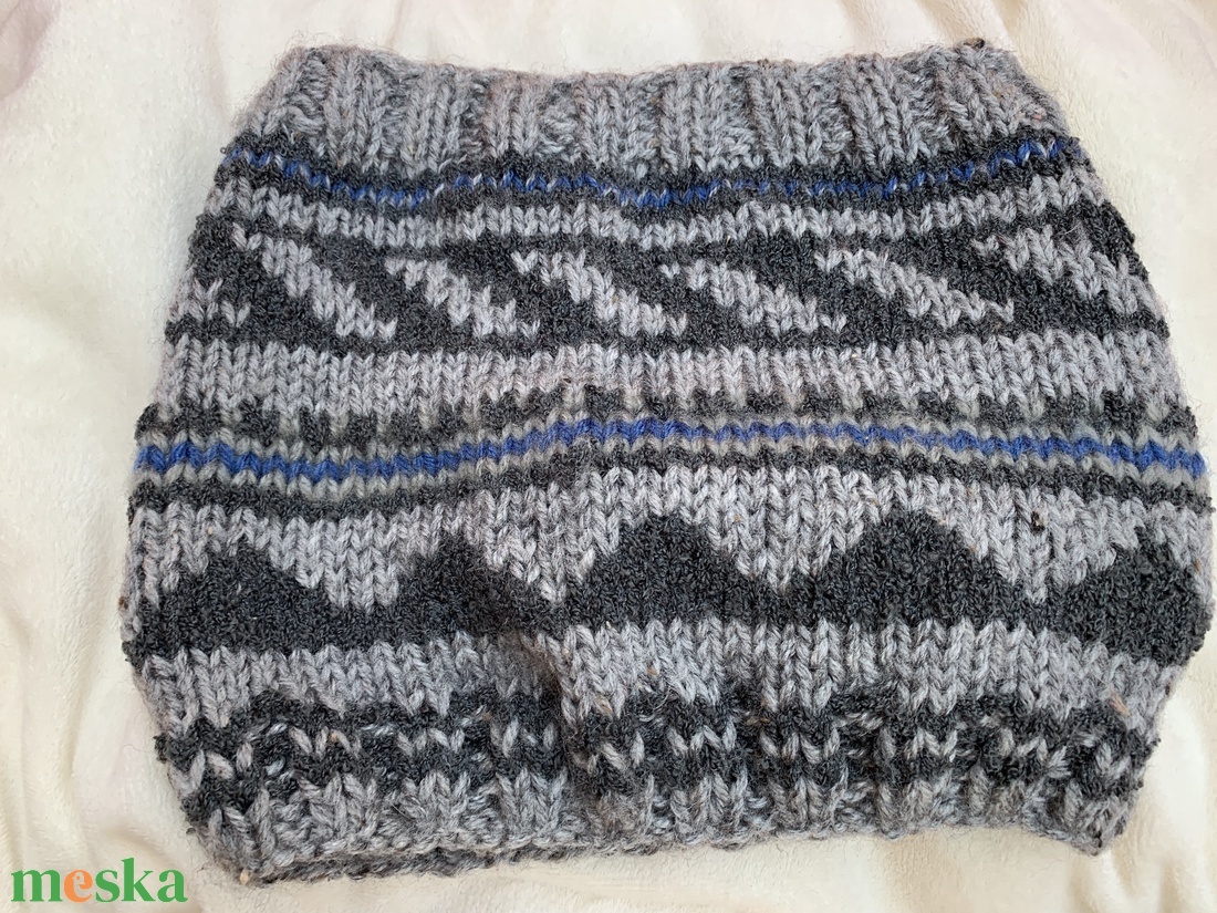 Szürke különböző árnyalataiból készítettem ezt a puha meleg körsálat - ruha & divat - sál, sapka, kendő - sál - Meska.hu